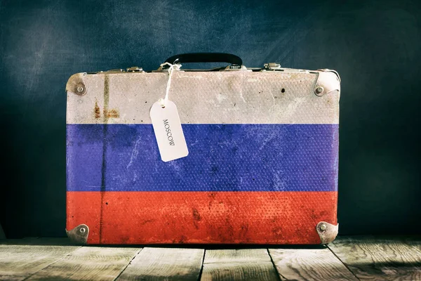 Régi bőrönd az orosz zászló fából készült háttér. — Stock Fotó