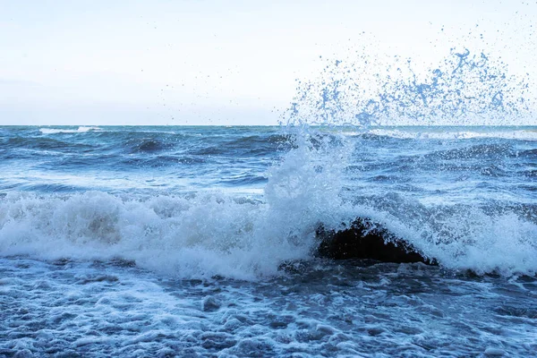 海の波の美しいスプラッシュ 海を背景に — ストック写真