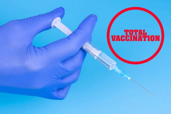全予防接種 Govd 予防接種のための注射器を持つ医師の写真を背景に ラウンドスタンプ コロナウイルスに対するワクチン — ストック写真