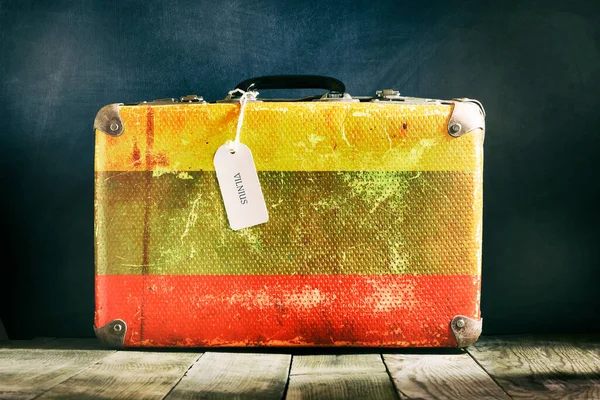 Alter Koffer Mit Der Litauischen Flagge Auf Holzgrund Reisen — Stockfoto