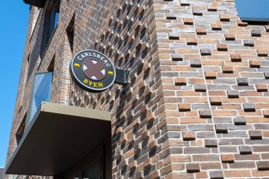 Kopenhag 'da. Danimarka. 25 Temmuz 2019. Duvardaki Carlsberg Bira Fabrikası logosu. Alt Görünüm Çekim Gezileri