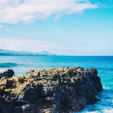 Kayalık okyanus kıyısı. Yakın plan. Kare oryantasyon. Doğal arkaplan.