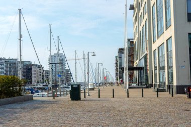 Malmö. İsveç. 29 Temmuz 2019. Güzel şehir modern mimarisi, kanalın kıyısında, sokak lambaları ve park yerinde yatları olan. Mimari.