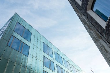 Malmö. İsveç. 29 Temmuz 2019. Güzel modern cam ve tuğla bina. Alt Görünüm Mimarisi