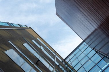 Malmö. İsveç. 29 Temmuz 2019. Güzel modern cam ve tuğla bina. Alt Görünüm Mimarisi