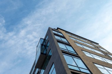 Malmö. İsveç. 29 Temmuz 2019. Güzel modern tuğla bina Alt Manzara Mimarisi