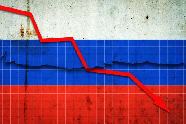 Az orosz gazdaság bukása. Recessziós grafikon piros nyíllal az orosz zászlón. Gazdasági visszaesés. Csökken a tőzsdei kereskedelem gazdasága. A gazdaság csökkenő tendenciái. — Stock Fotó