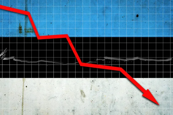 爱沙尼亚经济的崩溃。在爱沙尼亚国旗上有红色箭头的衰退图。经济衰退。股票交易的经济下滑.经济下滑趋势. — 图库照片