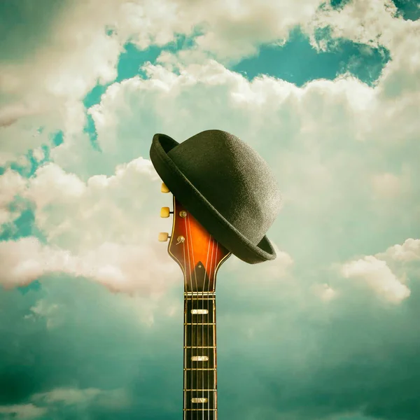 Stará Elektrická Kytara Klobouk Zamračené Obloze Pozadí Pro Festivaly Koncerty — Stock fotografie