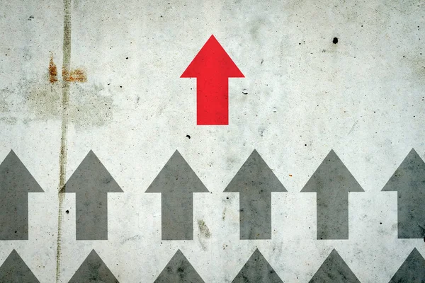在水泥墙上的箭头 红色箭头 方向正确 领导理念 商业融资 — 图库照片