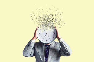 Kafası yerine parçalayıcı saati olan bir iş adamı. Dağılma etkisi. Zamanımız azalıyor. Zaman kaybıydı. İş için. Yaşam tarzı. Arkaplan