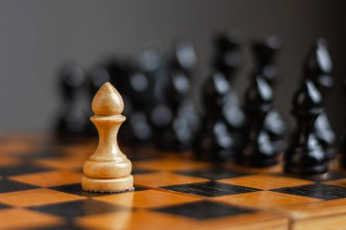 Beyaz piyon, siyahın önünde, satranç tahtasında. Seçici odaklanma. Doğru hamle. Strateji. Spor. İş dünyası.