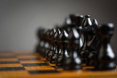 Satranç tahtasındaki siyah satranç taşları. Seçici odaklanma. Piyona odaklan. Strateji. Spor. İş dünyası.