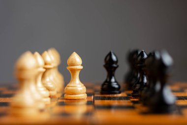 Beyaz piyon, siyahın önünde, satranç tahtasında. Seçici odaklanma. Doğru hamle. Strateji. Spor. İş Arkaplanı