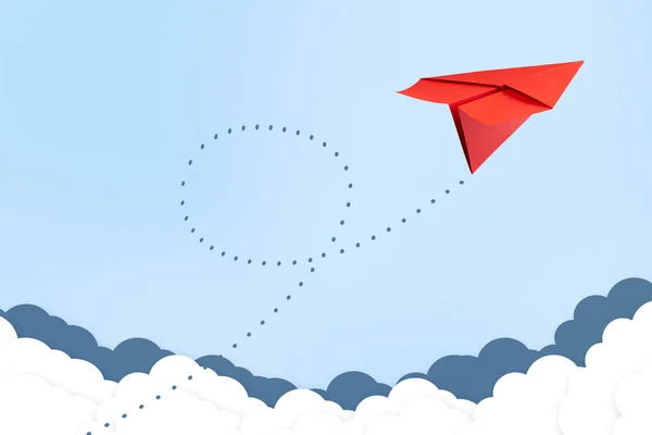 纸飞机在纸云上飞行 旅游理念 事业成功 复制空间 — 图库照片