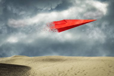 Kum tepelerinin üzerinde, bulutlu gökyüzünde kağıt uçak. Seyahat konsepti, iş başarısı. Uzayı kopyala Seyahat, iş, geçmiş.
