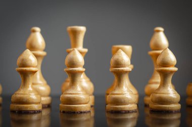 Beyaz tahta satranç taşları. Piyonlara odaklan. Yansıma. Strateji. Oyun bitti. Spor İş Arkaplanı