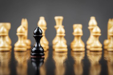 Siyah piyon beyaz parçaların önünde. Piyona odaklan. Yansıma. Strateji. Maç. Spor. İş için. Arkaplan.