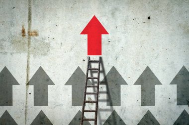 Beton duvardaki oklar. Kırmızı ok, doğru yönde. Merdivenler. Liderlik kavramı. Takım. İş Finans Arkaplanı