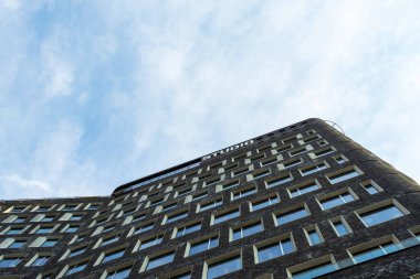 Malmö, İsveç. 29 Temmuz 2019, güzel tuğla bina cephesi. Alt görünüm İsveç Mimarisi