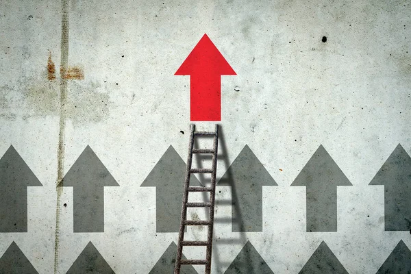 コンクリートの壁に矢印 赤い矢印 右方向 階段だ リーダーシップの概念 チームだ 事業金融の背景 — ストック写真