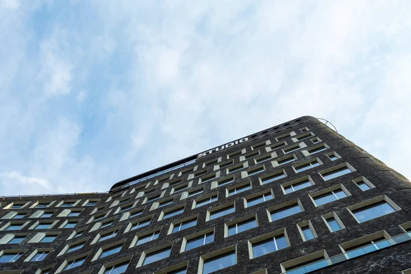 Malmö, İsveç. 29 Temmuz 2019, güzel tuğla bina cephesi. Alt görünüm İsveç Mimarisi