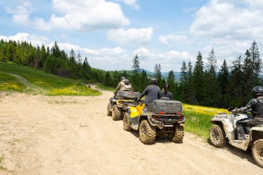 Slavsk 'ta. Ukrayna. 20 Haziran. 2021 yılı. Dağ yolunda ATV 'li turistler. Zorlu bir tatil. Karpat Dağları. Seyahat.