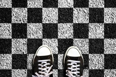 Satranç tahtasındaki spor ayakkabıları. Strateji konsepti. Yukarıdan bak. İş için. Yaşam tarzı. Boşluğu Kopyala