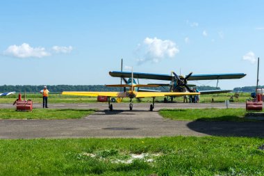 Gorodok. Ukrayna. 6 Haziran 2021. Tsuniv havaalanı. Çift kanatlı uçak ve eğitim uçağı, havaalanına park edilmiş. Pilot okulu. Spor. Extreme entertainment Transport Relaxation