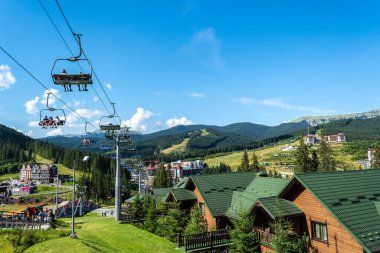 Bukovel. Ukrayna. - Dokuz. Ağustos. 2020 yılı. Güzel manzara, teleferikten, dağ eteğindeki kulübelere ve otellere kadar. Karpatlar. Yaz tatili. Turizm. Seyahat.
