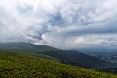 Güzel fırtına bulutlarıyla güzel bir dağ manzarası. Karpatlar. Ukrayna. Dağ manzarası. Özgürlük için. Turizm Seyahatleri