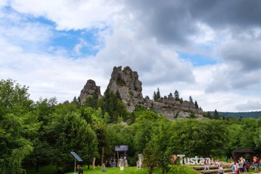 Tustan. Ukrayna. 26 Temmuz. 2020 yılı. Ormandaki güzel kaya. Eski kale. Bulutlu gökyüzü. Dağlar Doğa Arkaplanı