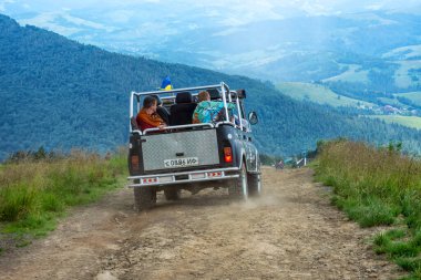 Gymba Dağı. Karpatlar. Ukrayna. 25 Temmuz. 2020 yılı. Dağdan turistlerle birlikte bir off-road aracı iniyor. Zorlu bir tatil. Karpatlar. Nakliye aracı. Tatilde. Seyahat