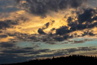 Gün batımında güzel bulutlar. Yakın plan. Doğal arka plan. Bulutlar.