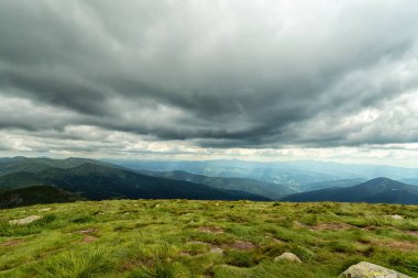 Güzel dağ manzarası, güzel bulutlu gökyüzü. Ukrayna. Karpatlar.