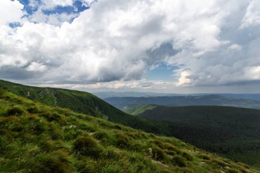 Güzel dağ manzarası, güzel bulutlu gökyüzü. Ukrayna. Karpatlar.