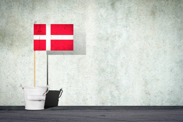 Danmarks Flagga Pinne Liten Hink Mot Bakgrund Betongvägg Uppfattat Utrymme — Stockfoto