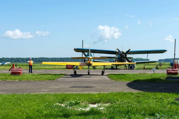 Gorodok 乌克兰 2021年6月6日 Tsuniv机场 双翼飞机和一架训练飞机停在机场 飞行员学校 极端娱乐及交通宽减 — 图库照片