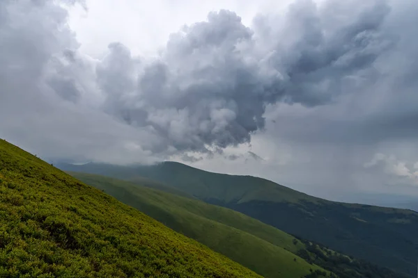 Bela Paisagem Montanhosa Com Belas Nuvens Tempestade Cárpatos Ucrânia Paisagem — Fotografia de Stock