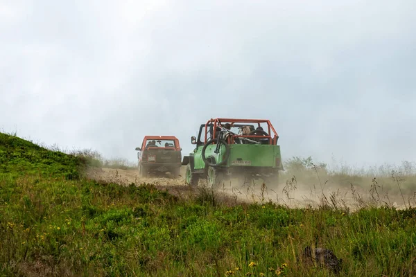 Monte Gymba Carpazi Ucraina Luglio 2020 Suv Sale Sulla Montagna — Foto Stock