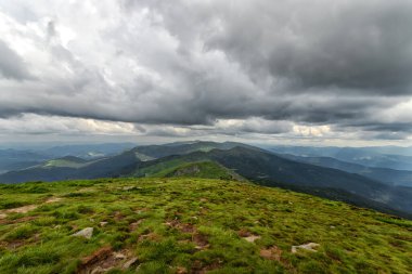 Güzel dağ manzarası, güzel bulutlu gökyüzü. Ukrayna. Karpatlar.