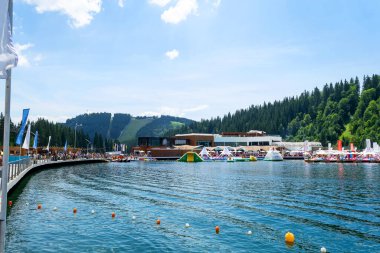 Bukovel. Ukrayna. On yedi. Temmuz. 2021 yılı. Gençlik Gölü. Güzel sahil bölgesi Karpatlar Yaz Tatili Seyahati