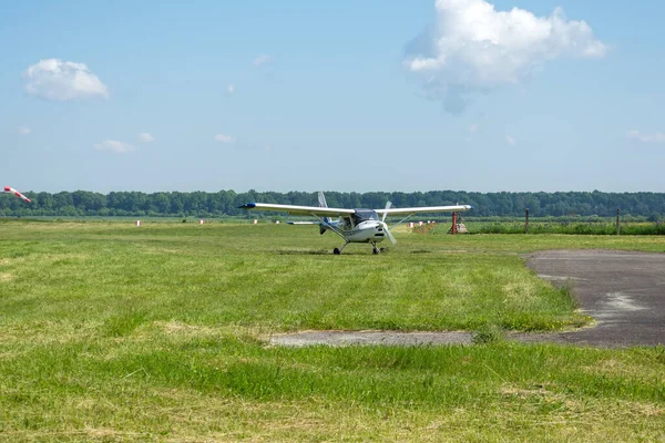 Gorodok Oekraïne Juni 2021 Tsuniv Vliegveld Trainingsvliegtuig Taxiën Naar Startbaan — Stockfoto