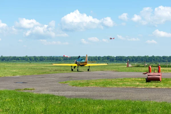 Gorodok Ukraina Juni 2021 Lapangan Terbang Tsuniv Pesawat Latih Meluncur — Stok Foto