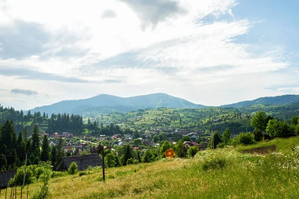 Szép Kilátás Nyílik Hegyi Falura Szlavszk Kárpátok Ukrajna Utazik — Stock Fotó