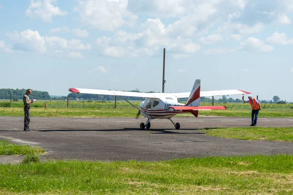 Gorodok Ukrayna Haziran 2021 Tsuniv Havaalanı Eğitim Uçağı Uçuş Hazırlıkları — Stok fotoğraf
