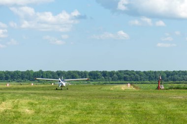Gorodok. Ukrayna. 6 Haziran 2021. Tsuniv havaalanı. Eğitim uçağı, iniş yaptıktan sonra havaalanının otoparkına gidiyor. Pilot okulu. Extreme Entersport Taşımacılık