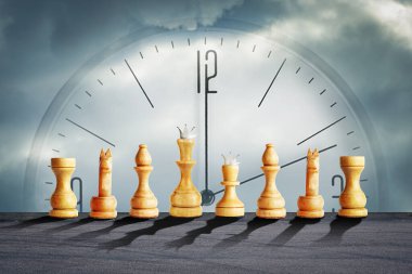 Bulutlu bir gökyüzünün arka planında, saati olan beyaz satranç taşları. Stratejik iş konsepti. Önemli kararlar verme zamanı. Soyutlama. İş finansmanı. Arkaplan.