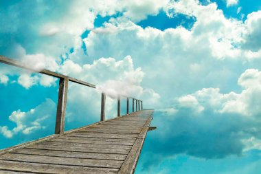 Bulutlu gökyüzüne uzanan tahta köprü. Başarı konsepti. Doğru yolu seçiyorum. İş için. Yaşam tarzı. Arkaplan.