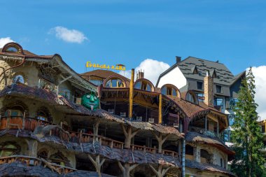 Bukovel. Ukrayna. 17. Temmuz. 2021 yılı. Güzel Grybova Khata Oteli, kayak merkezinde. Karpatlar Yaz Tatili Seyahati